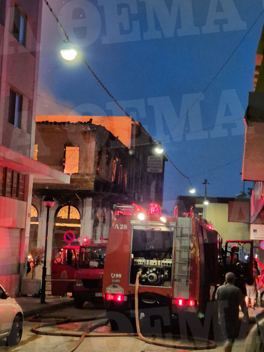 Πειραιάς: Φωτιά κατέκαψε εγκαταλελειμμένο κτίριο - Μηνύματα από το 112 για τους καπνούς, βίντεο και φωτογραφίες 
