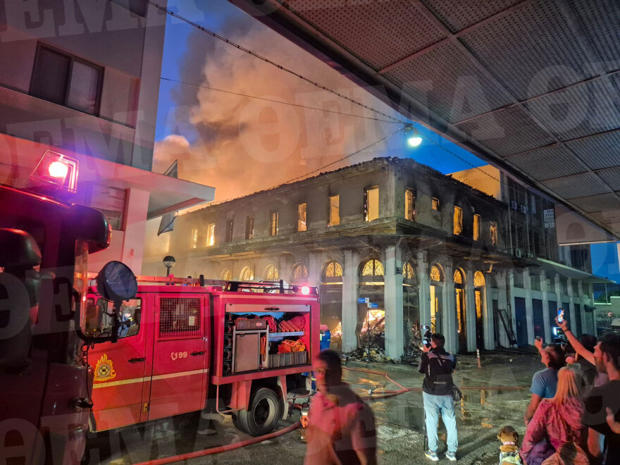 Πειραιάς: Φωτιά κατέκαψε εγκαταλελειμμένο κτίριο - Μηνύματα από το 112 για τους καπνούς, βίντεο και φωτογραφίες 