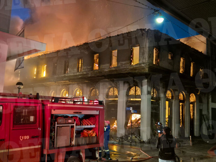 Πειραιάς: Φωτιά κατέκαψε εγκαταλελειμμένο κτίριο - Μηνύματα από το 112 για τους καπνούς, βίντεο και φωτογραφίες 