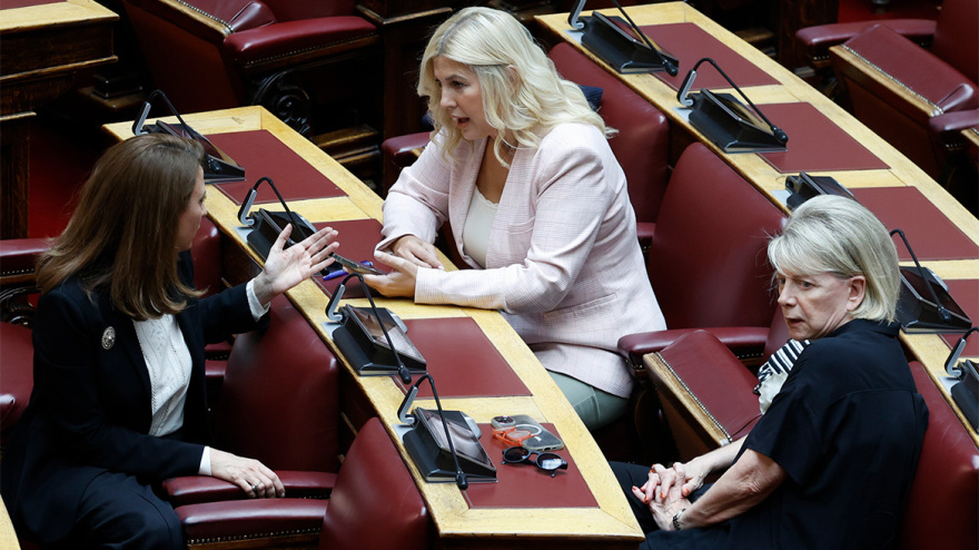 Αγιασμός στη Βουλή: Τα πηγαδάκια και η ξαφνική αδιαθεσία της Δόμνας Μιχαηλίδου, δείτε φωτογραφίες