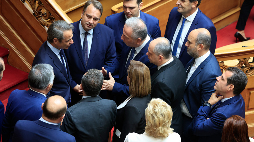 Αγιασμός στη Βουλή: Τα πηγαδάκια και η ξαφνική αδιαθεσία της Δόμνας Μιχαηλίδου, δείτε φωτογραφίες