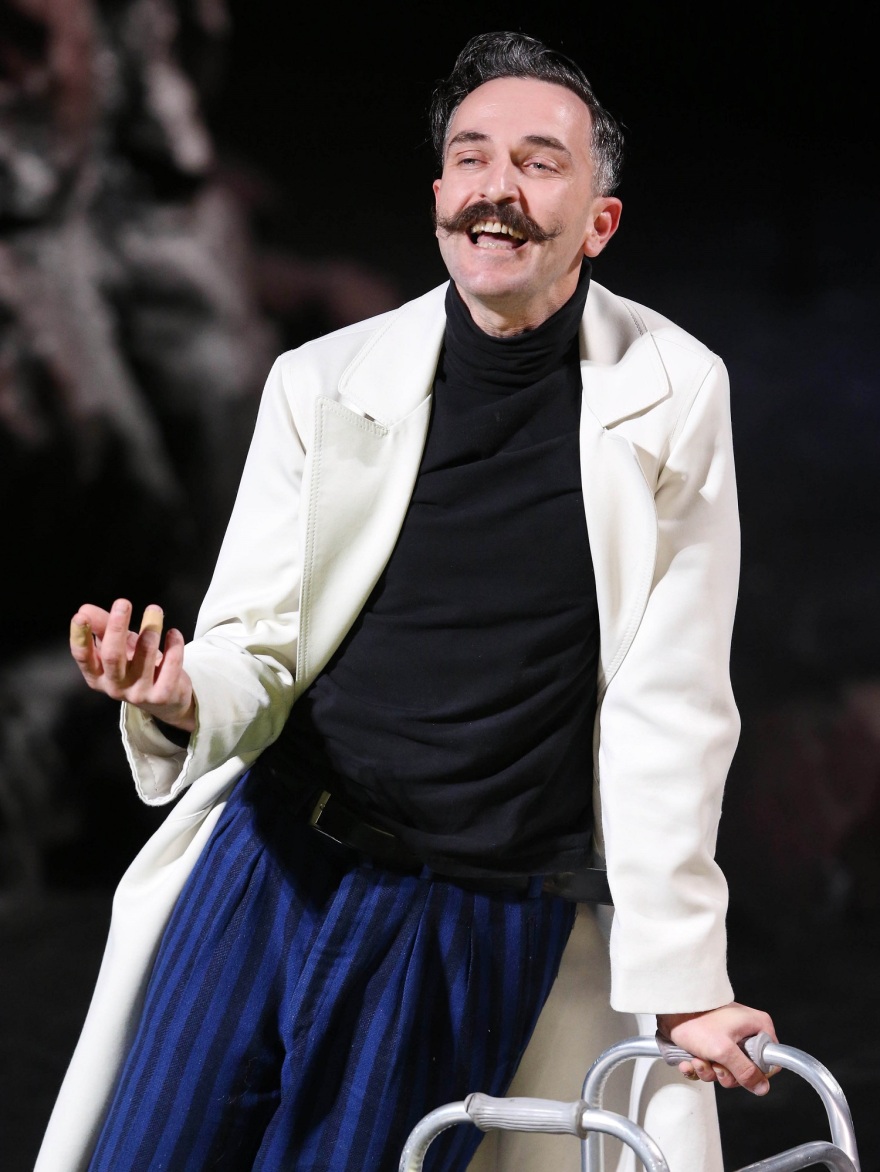 Άρης Σερβετάλης: Οκτώ φορές που «πείραξε» την εμφάνισή του για τις ανάγκες του ρόλου του