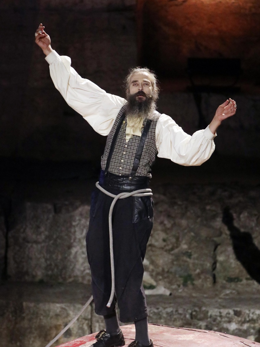 Άρης Σερβετάλης: Οκτώ φορές που «πείραξε» την εμφάνισή του για τις ανάγκες του ρόλου του