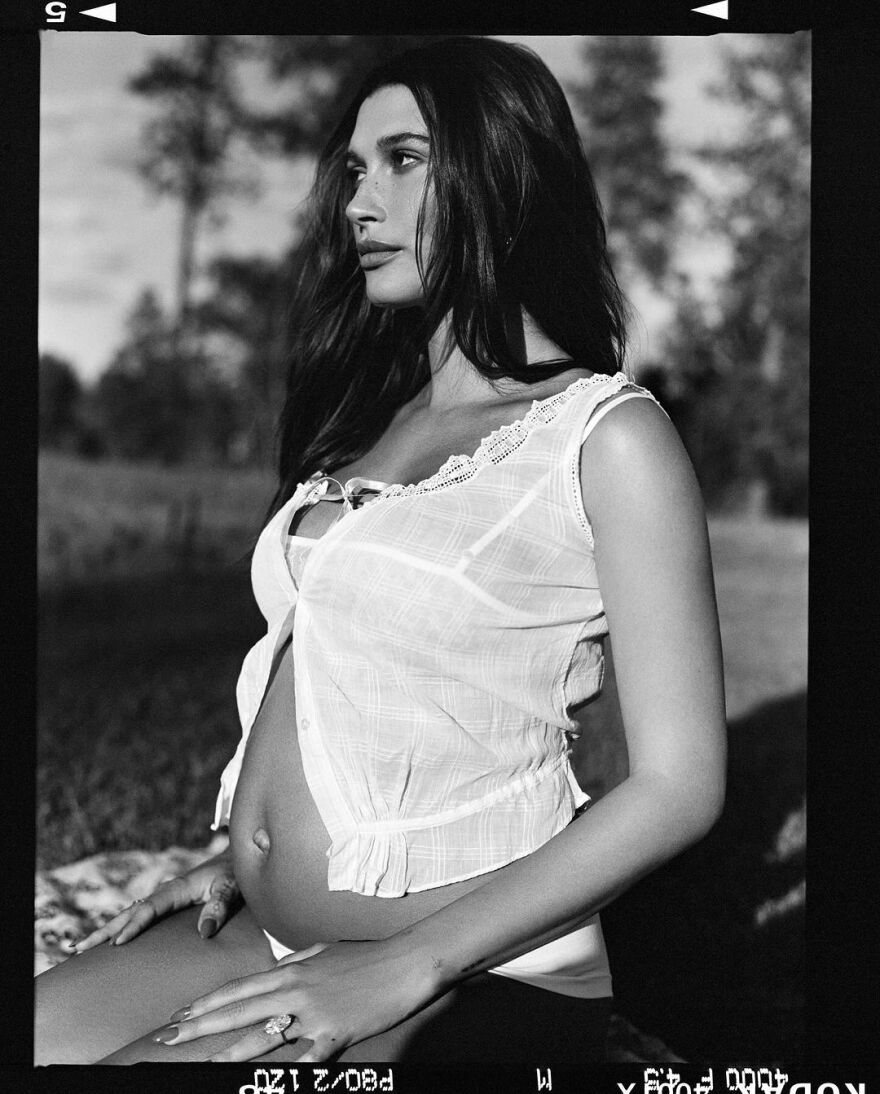 Χέιλι Μπίμπερ: Δημοσίευσε φωτογραφίες από την περίοδο της εγκυμοσύνης της 