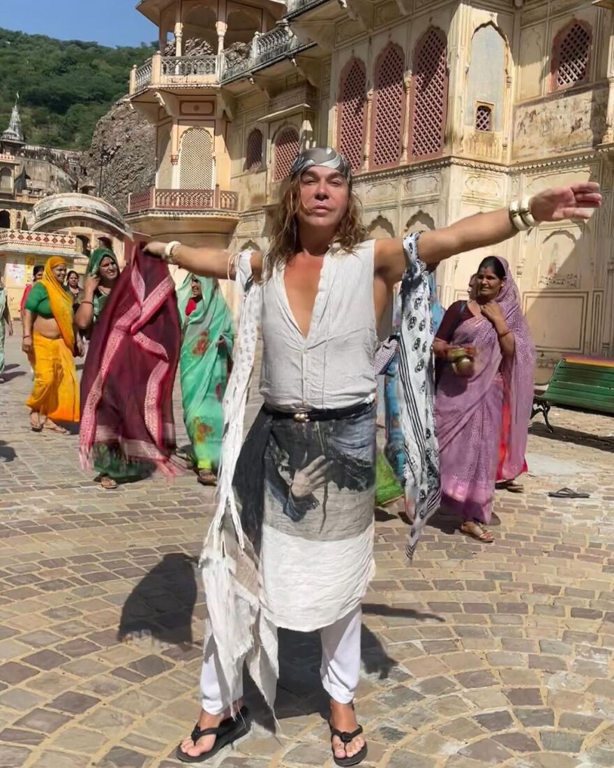 Τρύφωνας Σαμαράς: Επισκέφτηκε τον ναό των πιθήκων στην Ινδία - Δείτε φωτογραφίες