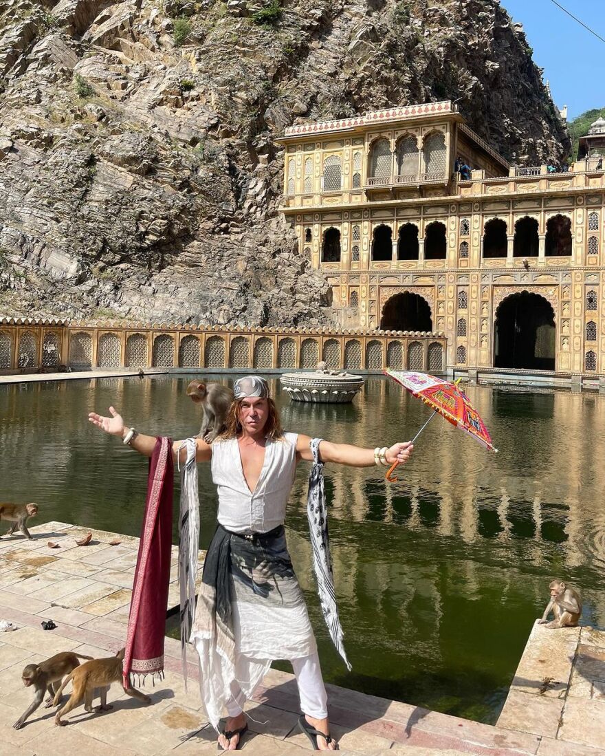 Τρύφωνας Σαμαράς: Επισκέφτηκε τον ναό των πιθήκων στην Ινδία - Δείτε φωτογραφίες