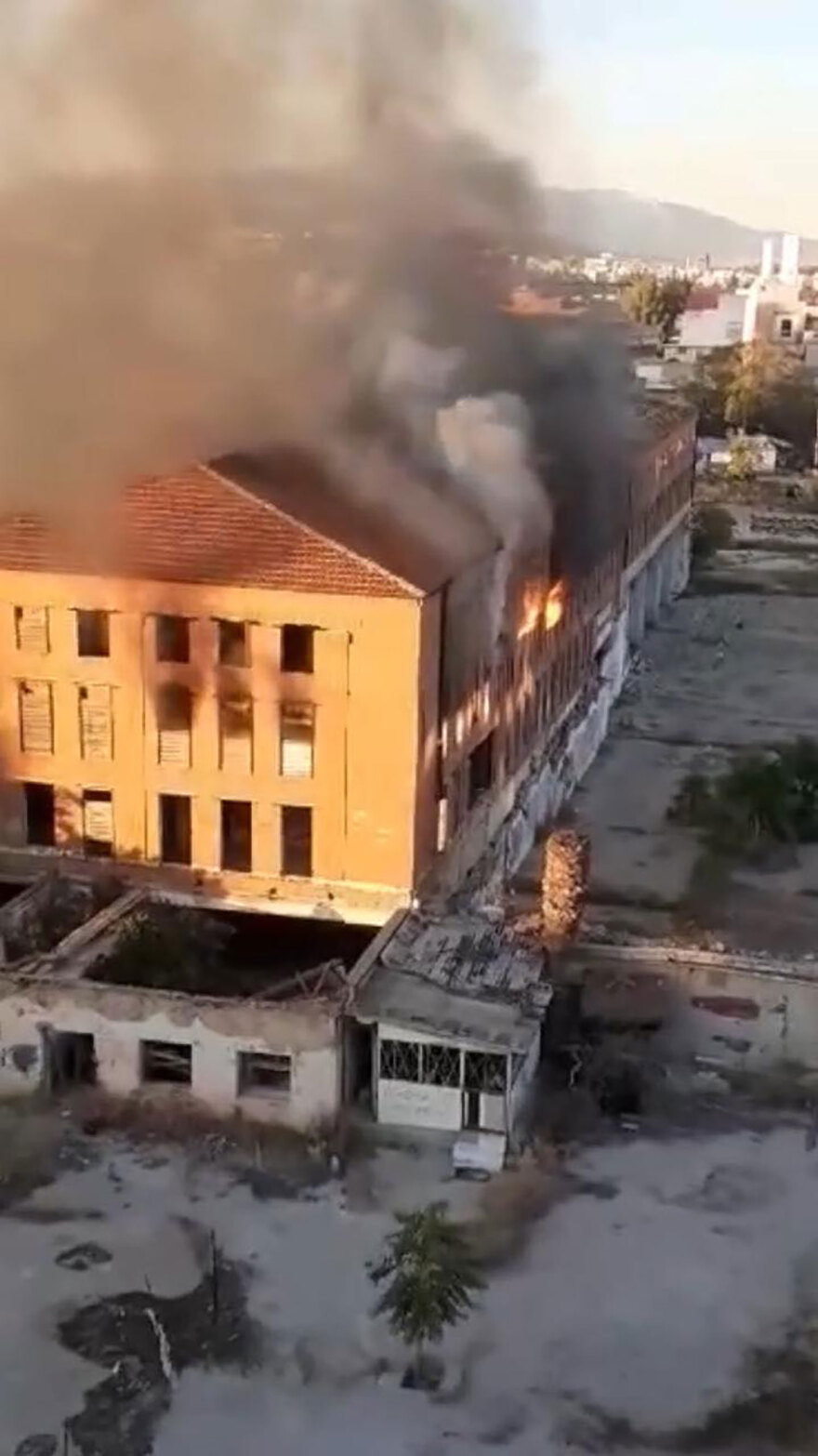 Υπό μερικό έλεγχο η φωτιά σε εγκαταλελειμμένο κτίριο κοντά στο Γενικό Κρατικό της Νίκαιας - Δείτε βίντεο και φωτογραφίες 