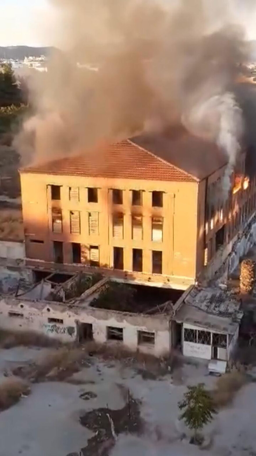 Υπό μερικό έλεγχο η φωτιά σε εγκαταλελειμμένο κτίριο κοντά στο Γενικό Κρατικό της Νίκαιας - Δείτε βίντεο και φωτογραφίες 