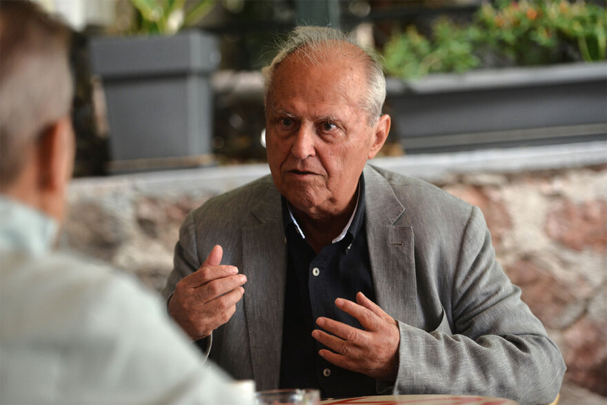 Σωτήρης Μανωλόπουλος: «Οι γονείς χρειάζονται ψυχολόγο, όχι τα παιδιά»