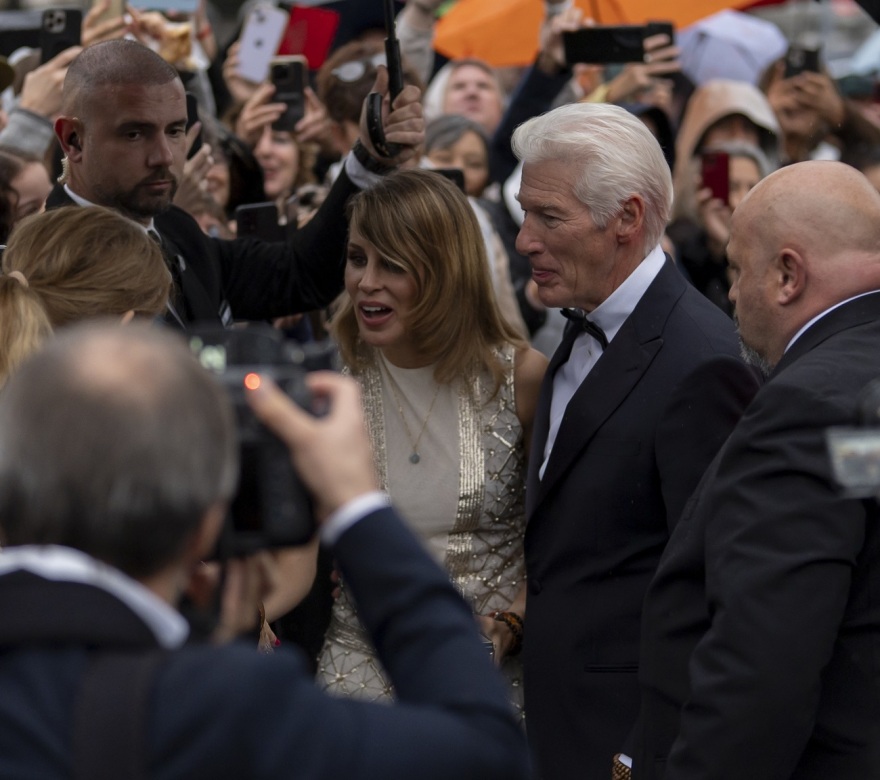 Ο Ρίτσαρντ Γκιρ και η Αλεχάντρα Σίλβα ποζάρουν ερωτευμένοι στη Ζυρίχη - Δείτε φωτογραφίες