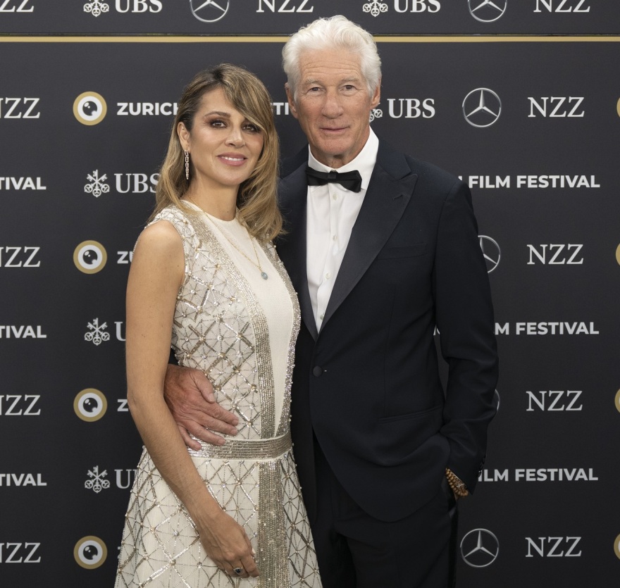 Ο Ρίτσαρντ Γκιρ και η Αλεχάντρα Σίλβα ποζάρουν ερωτευμένοι στη Ζυρίχη - Δείτε φωτογραφίες