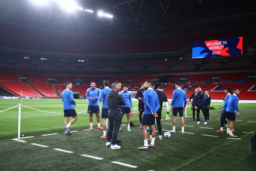 Γουέμπλεϊ: «Ελλάς ολέ, ολέ» και αποθέωση στην τελευταία προπόνηση της Εθνικής!