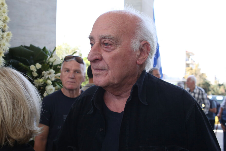 Μίμης Πλέσσας: Συγγενείς και φίλοι αποχαιρέτησαν τον μεγάλο μουσικοσυνθέτη - Δείτε βίντεο και φωτογραφίες 