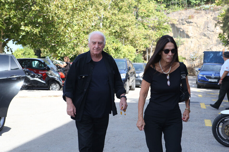 Μίμης Πλέσσας: Συγγενείς και φίλοι αποχαιρέτησαν τον μεγάλο μουσικοσυνθέτη - Δείτε βίντεο και φωτογραφίες 