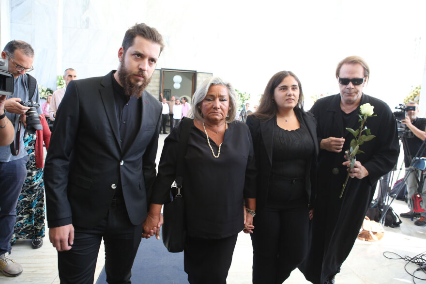 Μίμης Πλέσσας: Συγγενείς και φίλοι αποχαιρέτησαν τον μεγάλο μουσικοσυνθέτη - Δείτε βίντεο και φωτογραφίες 