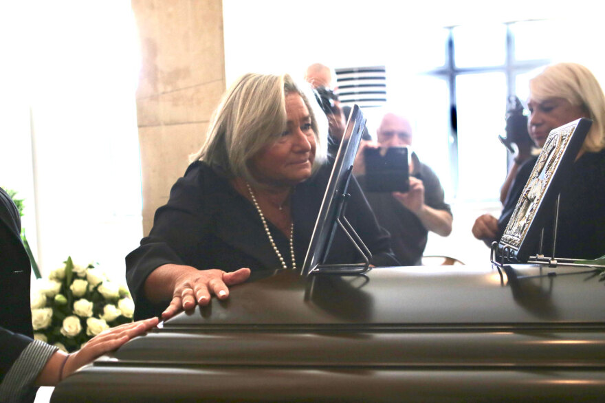 Μίμης Πλέσσας: Συγγενείς και φίλοι αποχαιρέτησαν τον μεγάλο μουσικοσυνθέτη - Δείτε βίντεο και φωτογραφίες 