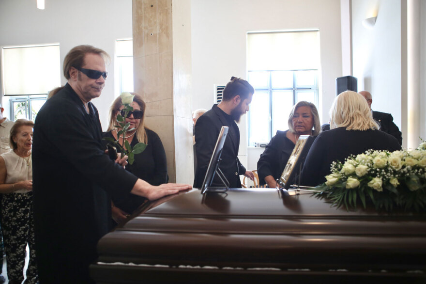 Μίμης Πλέσσας: Συγγενείς και φίλοι αποχαιρέτησαν τον μεγάλο μουσικοσυνθέτη - Δείτε βίντεο και φωτογραφίες 