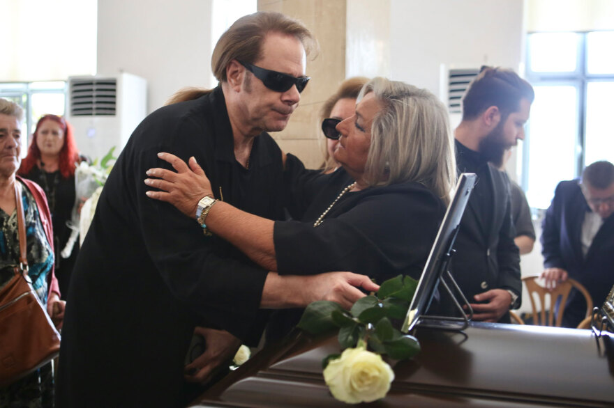 Μίμης Πλέσσας: Συγγενείς και φίλοι αποχαιρέτησαν τον μεγάλο μουσικοσυνθέτη - Δείτε βίντεο και φωτογραφίες 