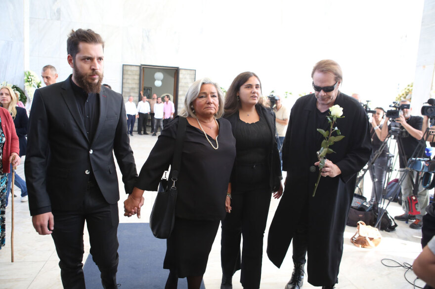 Μίμης Πλέσσας: Συγγενείς και φίλοι αποχαιρέτησαν τον μεγάλο μουσικοσυνθέτη - Δείτε βίντεο και φωτογραφίες 