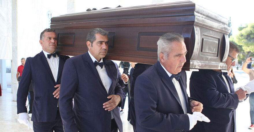 Μίμης Πλέσσας: Συγγενείς και φίλοι αποχαιρέτησαν τον μεγάλο μουσικοσυνθέτη - Δείτε βίντεο και φωτογραφίες 