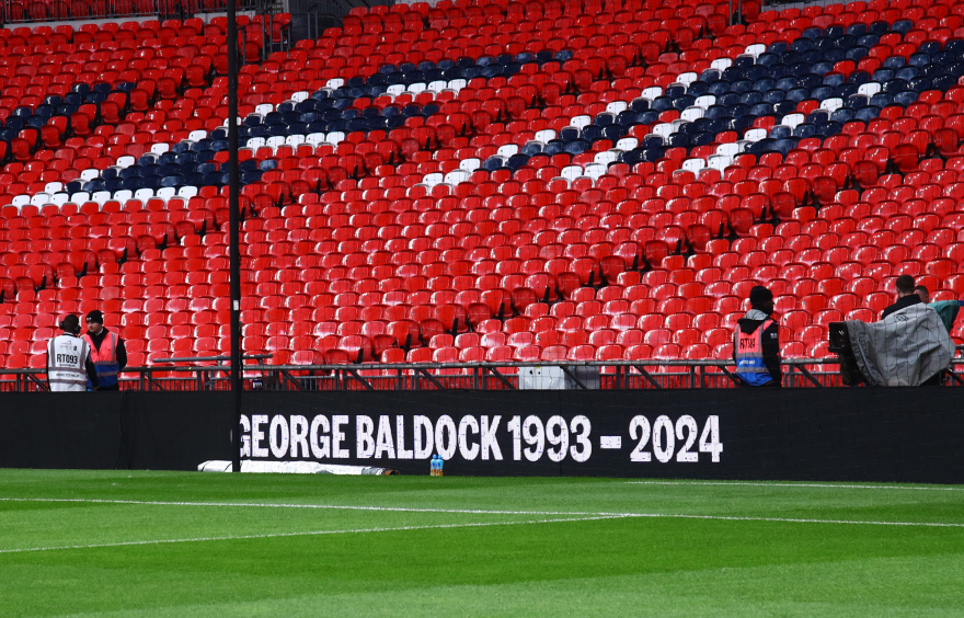 Αγγλία - Ελλάδα: Οι Άγγλοι τίμησαν τη μνήμη του Μπάλντοκ στο Γουέμπλεϊ - Φωτογραφία 