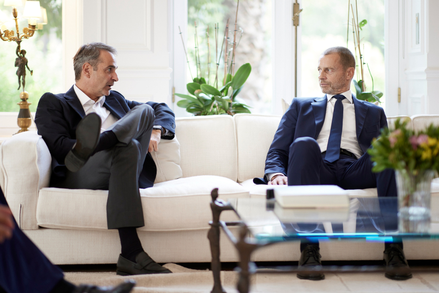 Μητσοτάκης: Συναντήθηκε με τον πρόεδρο της UEFA στο Μαξίμου - Εύσημα για την πρόοδο της Ελλάδας κατά της οπαδικής βίας