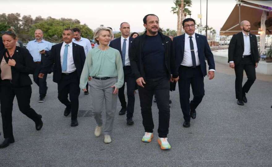 Ούρσουλα φον ντερ Λάιεν και Χριστοδουλίδης έκαναν βόλτα στην παραλία της Πάφου - Δείτε εικόνες