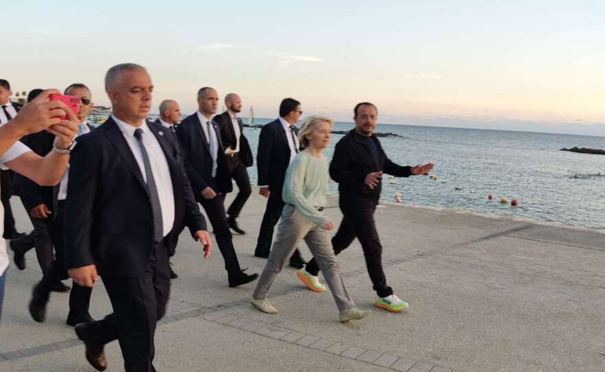 Ούρσουλα φον ντερ Λάιεν και Χριστοδουλίδης έκαναν βόλτα στην παραλία της Πάφου - Δείτε εικόνες