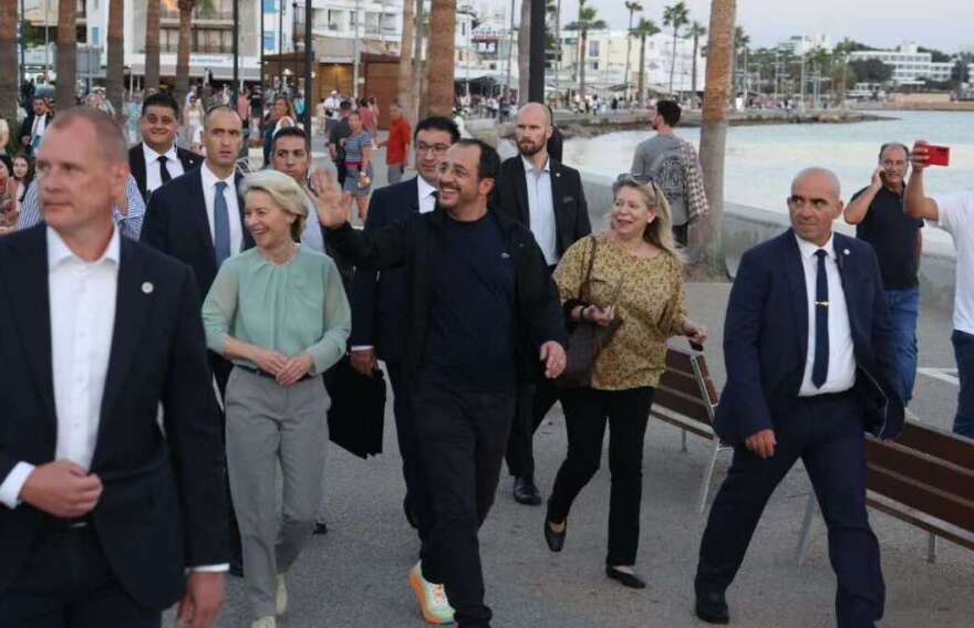 Ούρσουλα φον ντερ Λάιεν και Χριστοδουλίδης έκαναν βόλτα στην παραλία της Πάφου - Δείτε εικόνες