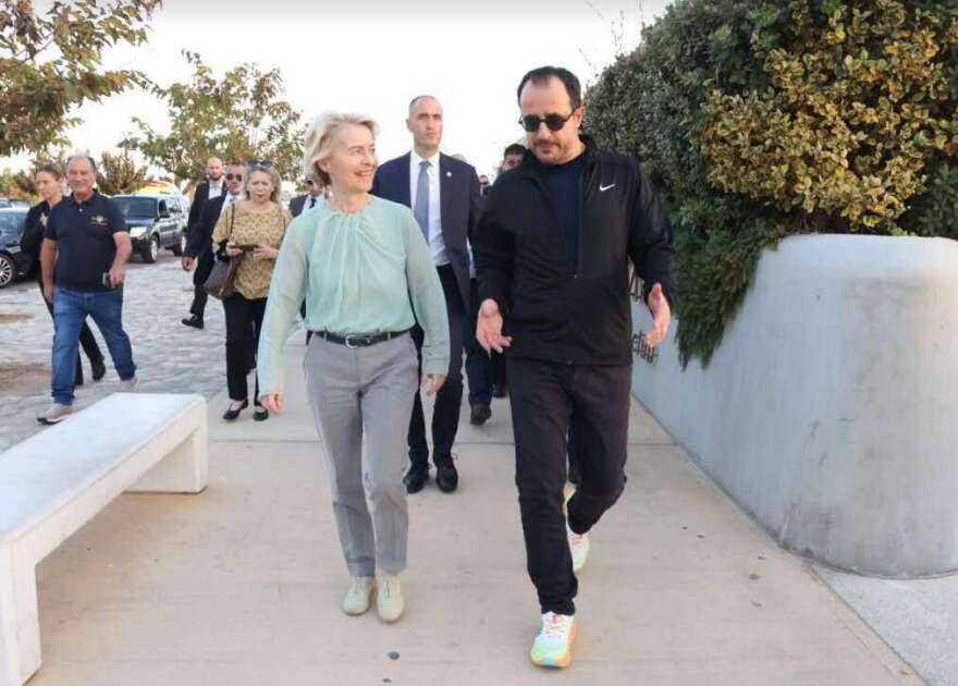 Ούρσουλα φον ντερ Λάιεν και Χριστοδουλίδης έκαναν βόλτα στην παραλία της Πάφου - Δείτε εικόνες