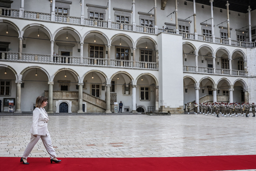 Σακελλαροπούλου από Πολωνία: Oι απειλές στην Ευρώπη απαιτούν συνεχείς διαβουλεύσεις 