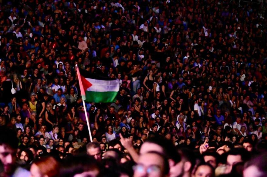 Τέμπη: Πλήθος κόσμου στο Καλλιμάρμαρο για τη μεγάλη συναυλία  - Δείτε βίντεο και φωτογραφίες