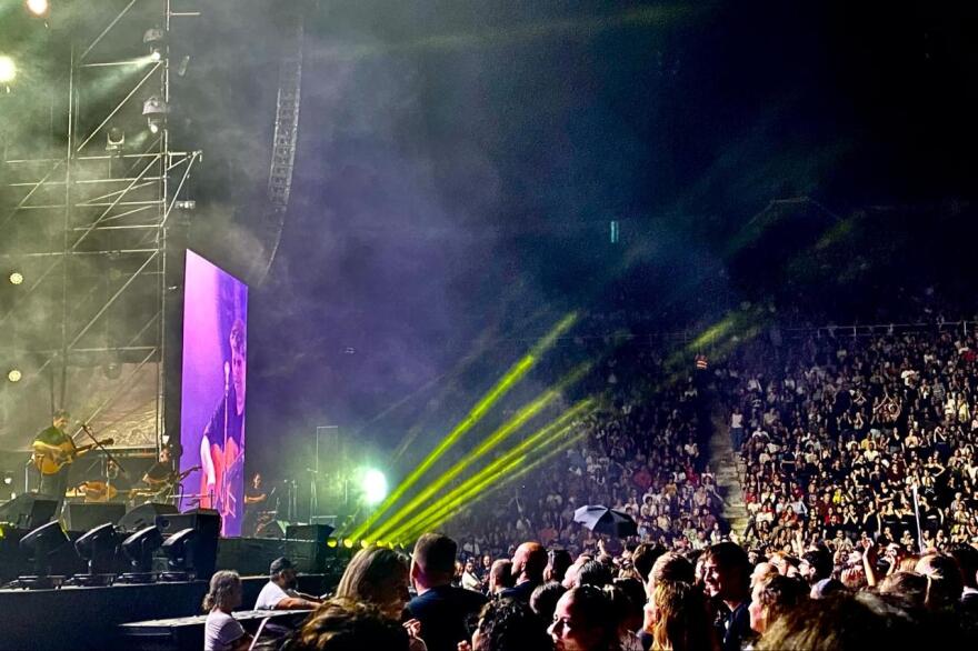 Τέμπη: Πλήθος κόσμου στο Καλλιμάρμαρο για τη μεγάλη συναυλία  - Δείτε βίντεο και φωτογραφίες