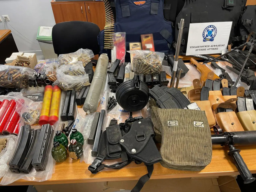 Χιλιάδες σφαίρες, πυρομαχικά και όπλο εντοπίστηκαν σε σπίτι στο Μενίδι – Δείτε φωτογραφίες