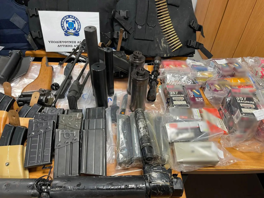 Χιλιάδες σφαίρες, πυρομαχικά και όπλο εντοπίστηκαν σε σπίτι στο Μενίδι – Δείτε φωτογραφίες