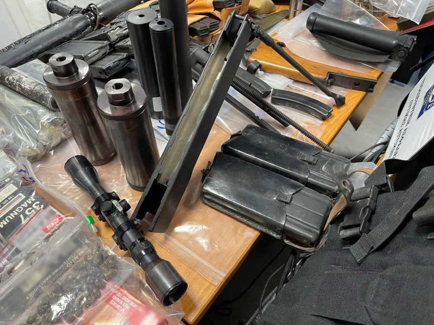 Χιλιάδες σφαίρες, πυρομαχικά και όπλο εντοπίστηκαν σε σπίτι στο Μενίδι – Δείτε φωτογραφίες