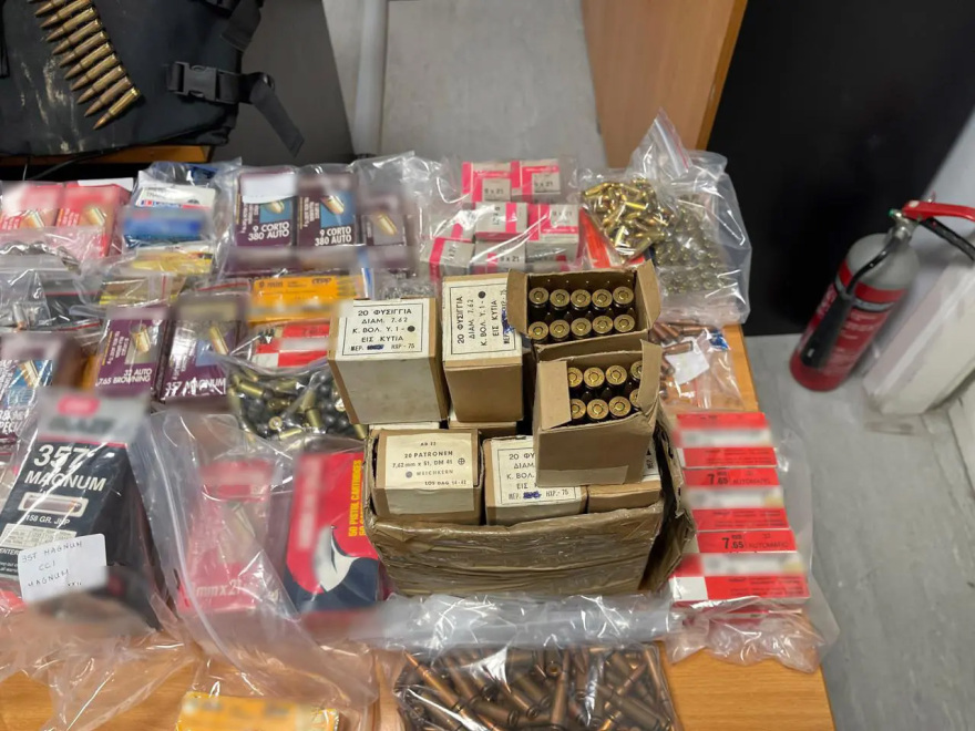 Χιλιάδες σφαίρες, πυρομαχικά και όπλο εντοπίστηκαν σε σπίτι στο Μενίδι – Δείτε φωτογραφίες