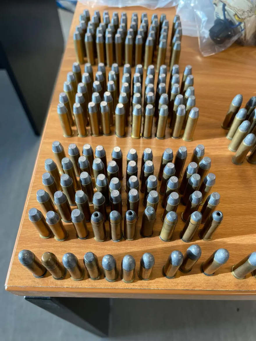 Χιλιάδες σφαίρες, πυρομαχικά και όπλο εντοπίστηκαν σε σπίτι στο Μενίδι – Δείτε φωτογραφίες