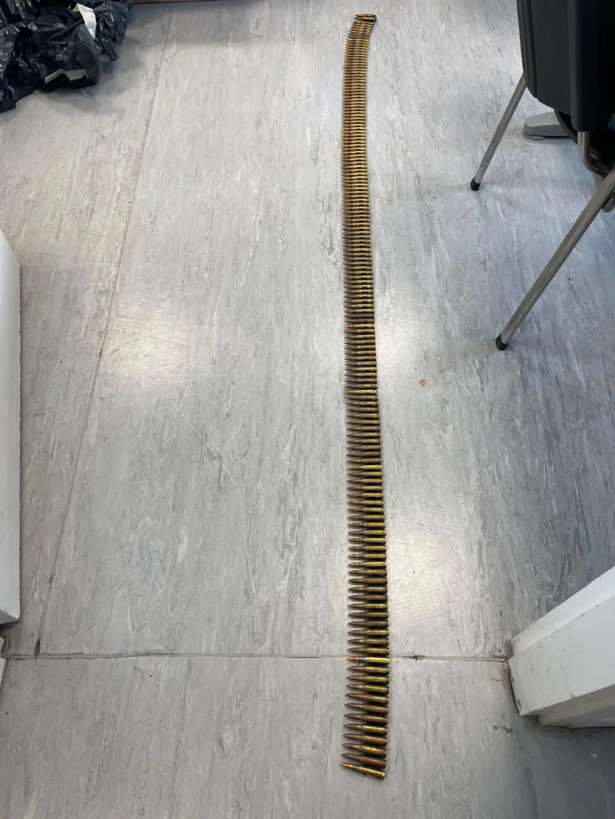 Χιλιάδες σφαίρες, πυρομαχικά και όπλο εντοπίστηκαν σε σπίτι στο Μενίδι – Δείτε φωτογραφίες