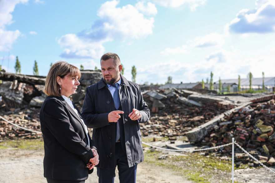 Επίσκεψη της Σακελλαροπούλου στο Άουσβιτς: «Χρέος μας να μην επαναληφθούν ποτέ τέτοια αποτρόπαια εγκλήματα»