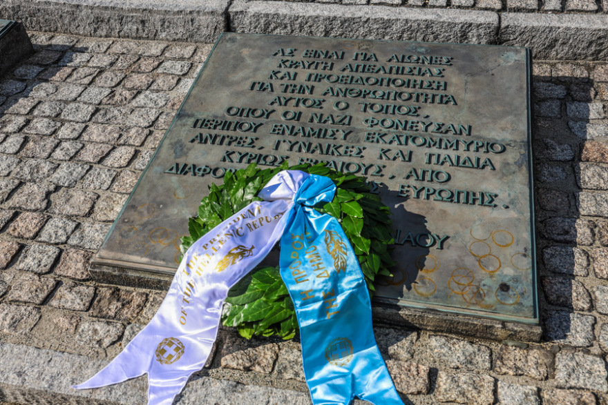 Επίσκεψη της Σακελλαροπούλου στο Άουσβιτς: «Χρέος μας να μην επαναληφθούν ποτέ τέτοια αποτρόπαια εγκλήματα»