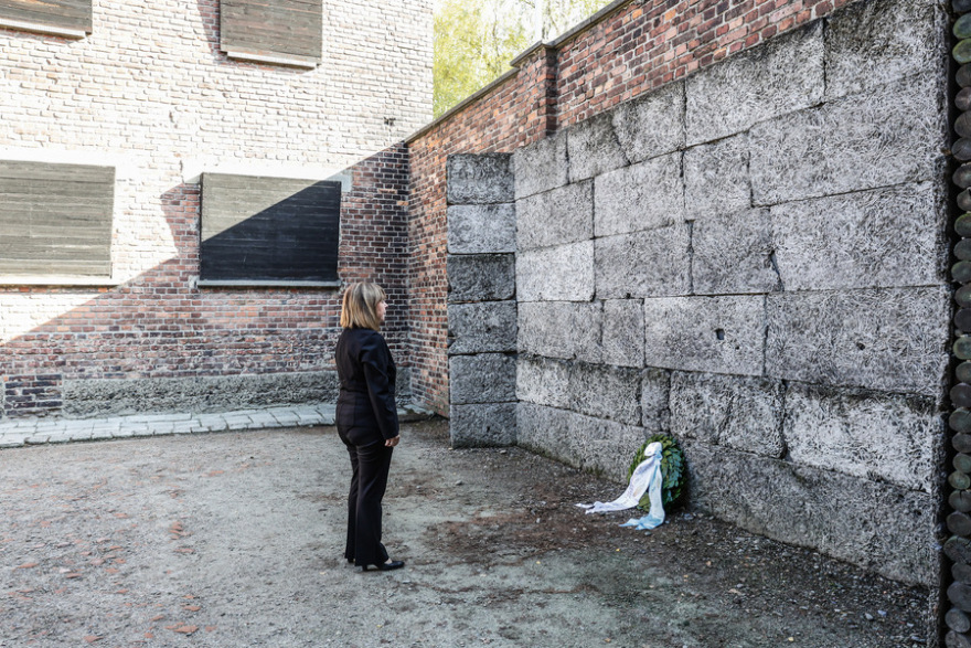 Επίσκεψη της Σακελλαροπούλου στο Άουσβιτς: «Χρέος μας να μην επαναληφθούν ποτέ τέτοια αποτρόπαια εγκλήματα»