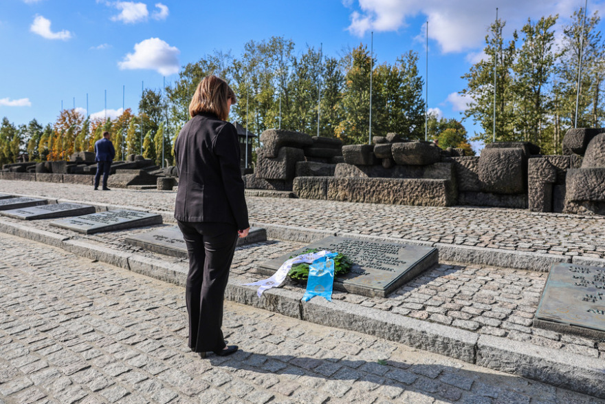 Επίσκεψη της Σακελλαροπούλου στο Άουσβιτς: «Χρέος μας να μην επαναληφθούν ποτέ τέτοια αποτρόπαια εγκλήματα»