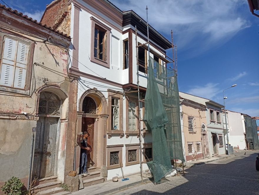 Ηλίας Βενέζης: Ξεκίνησε η επισκευή του σπιτιού του που κατέρρεε στο μικρασιατικό Αϊβαλί