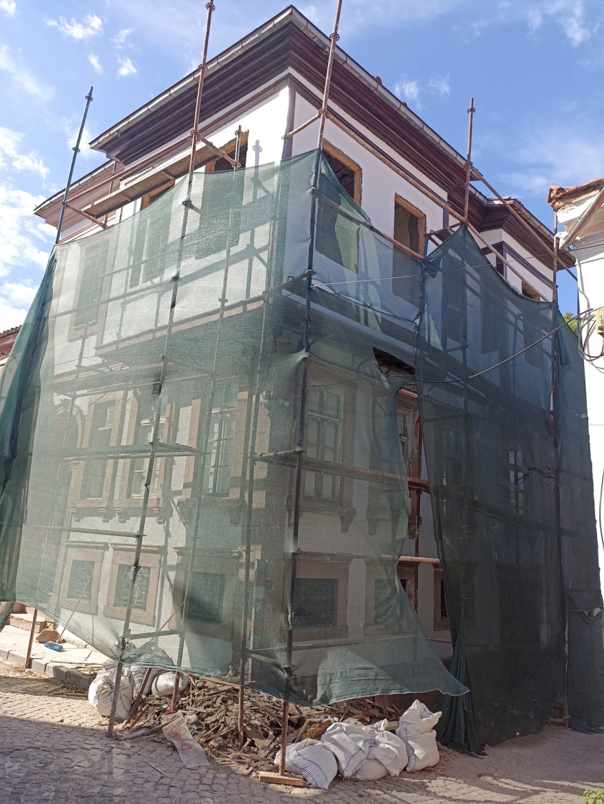 Ηλίας Βενέζης: Ξεκίνησε η επισκευή του σπιτιού του που κατέρρεε στο μικρασιατικό Αϊβαλί