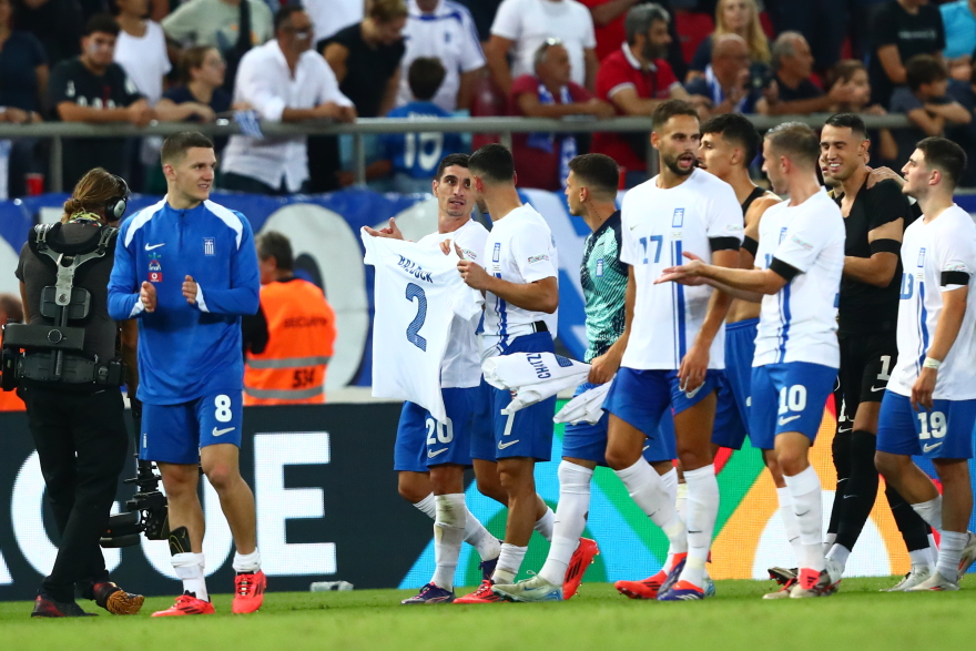 Εθνική ποδοσφαίρου: Με την φανέλα του Μπάλντοκ πανηγύρισαν οι παίκτες της Έλλαδας την νίκη επί της Ιρλανδίας