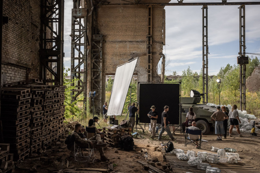 Ουκρανία: Αμφιλεγόμενες καμπάνιες από τον στρατό για να προσελκύσει εθελοντές - Σέξι φωτογραφίσεις πάνω σε άρματα (βίντεο)