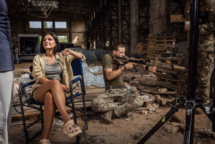 Ουκρανία: Αμφιλεγόμενες καμπάνιες από τον στρατό για να προσελκύσει εθελοντές - Σέξι φωτογραφίσεις πάνω σε άρματα (βίντεο)