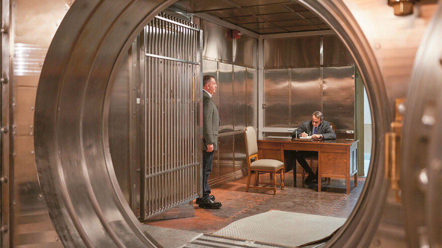 Ράλι χωρίς ταβάνι για τον χρυσό:  Οι 6+1 λόγοι που δικαιολογούν τα 30 limit up μέσα στο 2024  