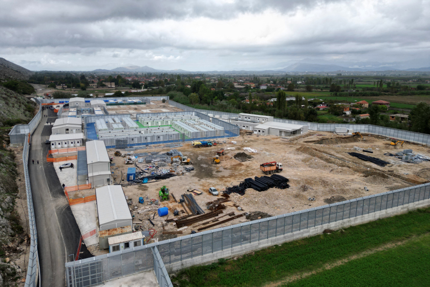 Ναυάγησε το σχέδιο της Μελόνι για τα κέντρα μεταναστών στην Αλβανία – Επιστρέφει άπραγο το προσωπικό